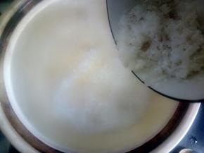 水烧开以后放入米煮