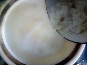 水烧开以后放入米煮