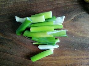 这时候来做别的，葱切段