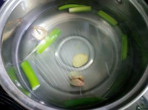 锅中放入姜和葱煮开