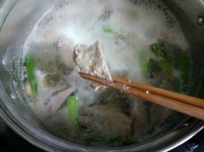 煮开看一下没有血水就可以了，不要煮的时间太长