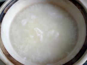 粥在煮的过程中要不停的搅拌，以免糊锅，煮了快一个小时了，比较粘稠了