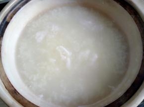 粥在煮的过程中要不停的搅拌，以免糊锅，煮了快一个小时了，比较粘稠了
