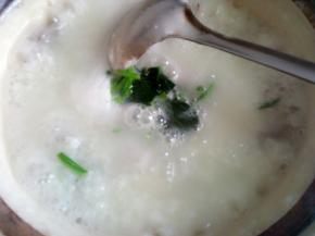 出锅前放入菠菜