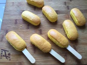 将冰淇淋棒插入蛋糕中