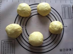 拿出排气，分成五份，盖上保鲜膜，静置20分钟