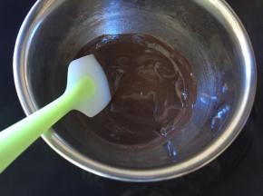 将巧克力隔热水融化做装饰
