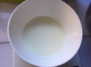 玉米油和纯牛奶搅拌均匀，倒入蛋黄糊中搅拌均匀
