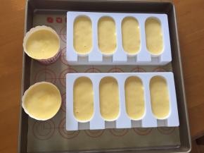 倒入膜具中，放入预热好的烤箱140度，上下火20分钟