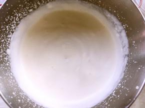 淡奶油用打蛋器打发至浓稠状态