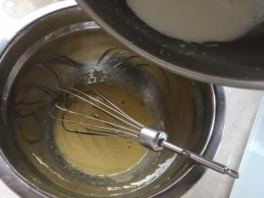 将热牛奶一点点加入到蛋黄糊中，边加入边快速搅拌，直到将全部牛奶加入到蛋黄糊中