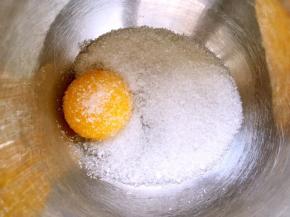 蛋黄加入砂糖，快速搅拌至砂糖融化一些