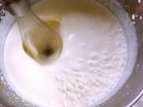 边加入边用打蛋器打发均匀
