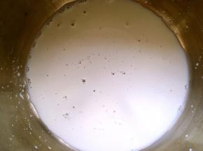 牛奶小火加热煮开