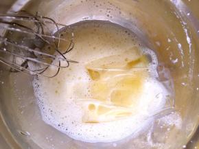 加入泡软的吉利丁片，搅拌均匀，牛奶糊的余温就能将吉利丁融化