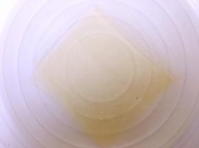 先做慕斯糊，取一片吉利丁用冷水泡软