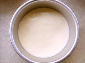 模具底铺油纸或者包裹上锡纸，倒入搅拌均匀的慕斯糊，入冰箱冷藏1个半小时