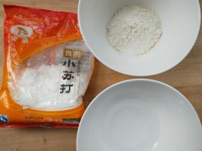 把面粉，清水，盐，少许小苏打混合成面糊。
