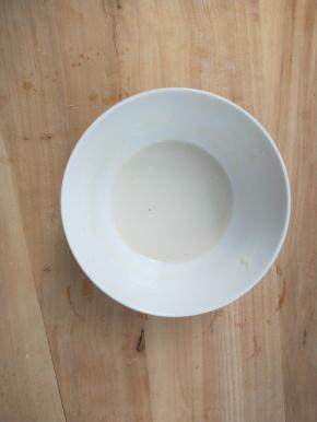 静置半小时～40分钟，面糊不能太稠也不能太稀，提起刮刀时，面糊会自然往下流淌最好。