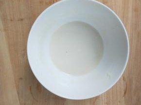 静置半小时～40分钟，面糊不能太稠也不能太稀，提起刮刀时，面糊会自然往下流淌最好。