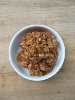 肉馅加盐，鸡精，姜末，葱花，一点点玉米淀粉，一点白糖，少许酱油，少许香油，搅拌均匀，调适合自己的味。