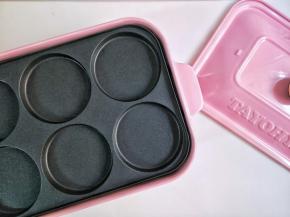 我这次用的是多样屋妙厨锅火锅烧烤一体锅，因为有六圆盘，可以直接一次性做一家人的。这次为了拍照方便就操作一份肉蛋堡给朋友们！