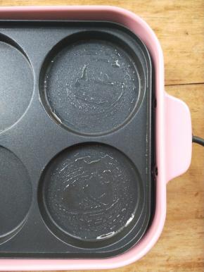 给圆盘刷上一点食用油。