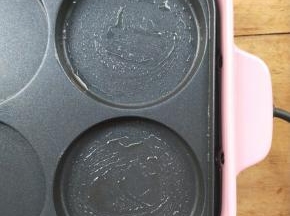 给圆盘刷上一点食用油。