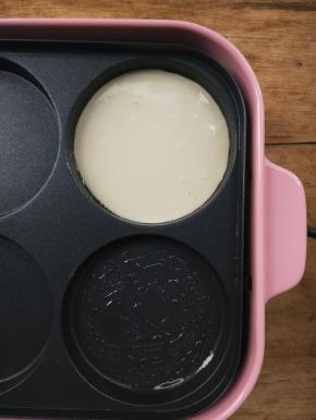 一个圆盘里倒入少许面糊。