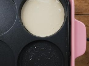 一个圆盘里倒入少许面糊。