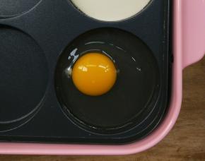 另外一个圆盘磕入一个鸡蛋，鸡蛋尽量不要太大。