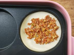 用筷子夹一些搅拌好的肉馅放面糊上。