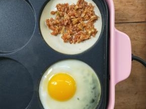 此时鸡蛋在慢慢凝固。