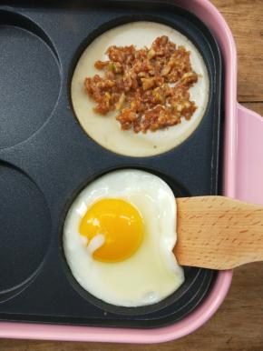 待底部凝固了，就可以将鸡蛋翻面。