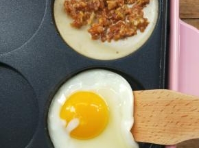 待底部凝固了，就可以将鸡蛋翻面。