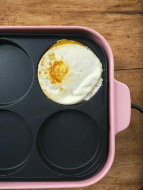 把鸡蛋扣在面糊肉馅上，溏心蛋黄朝着面糊肉馅。