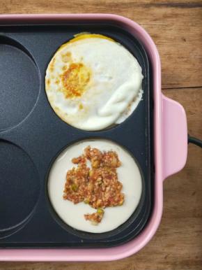 用筷子夹一些肉馅铺上。