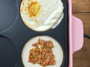 用筷子夹一些肉馅铺上。