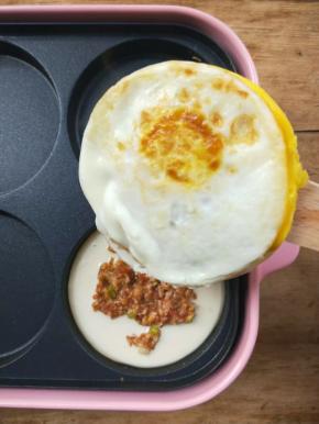 把步骤14的蛋饼取出翻面扣在这个新面糊肉馅上。