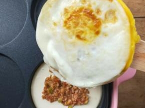 把步骤14的蛋饼取出翻面扣在这个新面糊肉馅上。