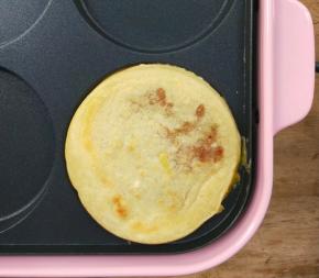 用工具轻轻压一下，让底部面糊紧紧包裹刚刚放入的蛋堡。