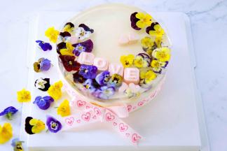 也可以再倒入慕斯糊时，在模具内层围上一圈慕斯围边，一样很好脱模