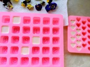 之后倒入模具，我用的LOVE字母跟心形模具，放一旁待巧克力冷却后即可脱模