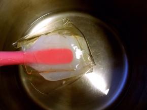 降至不烫手时加入泡软的吉利丁片，搅拌均匀，放一旁凉透