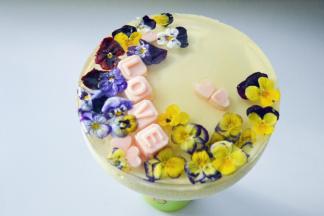 蛋糕脱模可以在模具外层包裹上热毛巾，或者用电吹风吹一会，将模具放在水杯上，慢慢往下退模具，就可以完美脱模啦