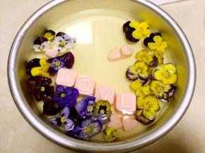 之后沿着边缘倒入冷却的镜面液体，可以将刮棒放在模具边缘，将液体缓慢的倒在刮棒上，液体会顺着刮棒流下去，倒入一定要轻、缓慢，以免冲破慕斯糊层