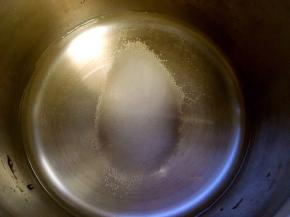 清水加砂糖小火加热至砂糖融化，放一旁降温