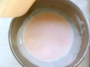 白巧克力加入适量的惠尔通色膏，隔水加热，调成淡淡的粉色