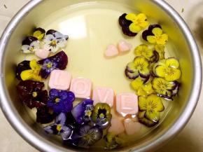 镜面液倒入模具后，有的鲜花根部扎的不够严，会飘起来，可以用筷子再调整下，将花朵按下去，力度一定要轻，调整好花朵的形状，之后入冰箱冷藏3个小时