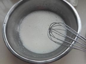 2. 牛奶加热至有点沸腾，同玉米油混合搅拌均匀
